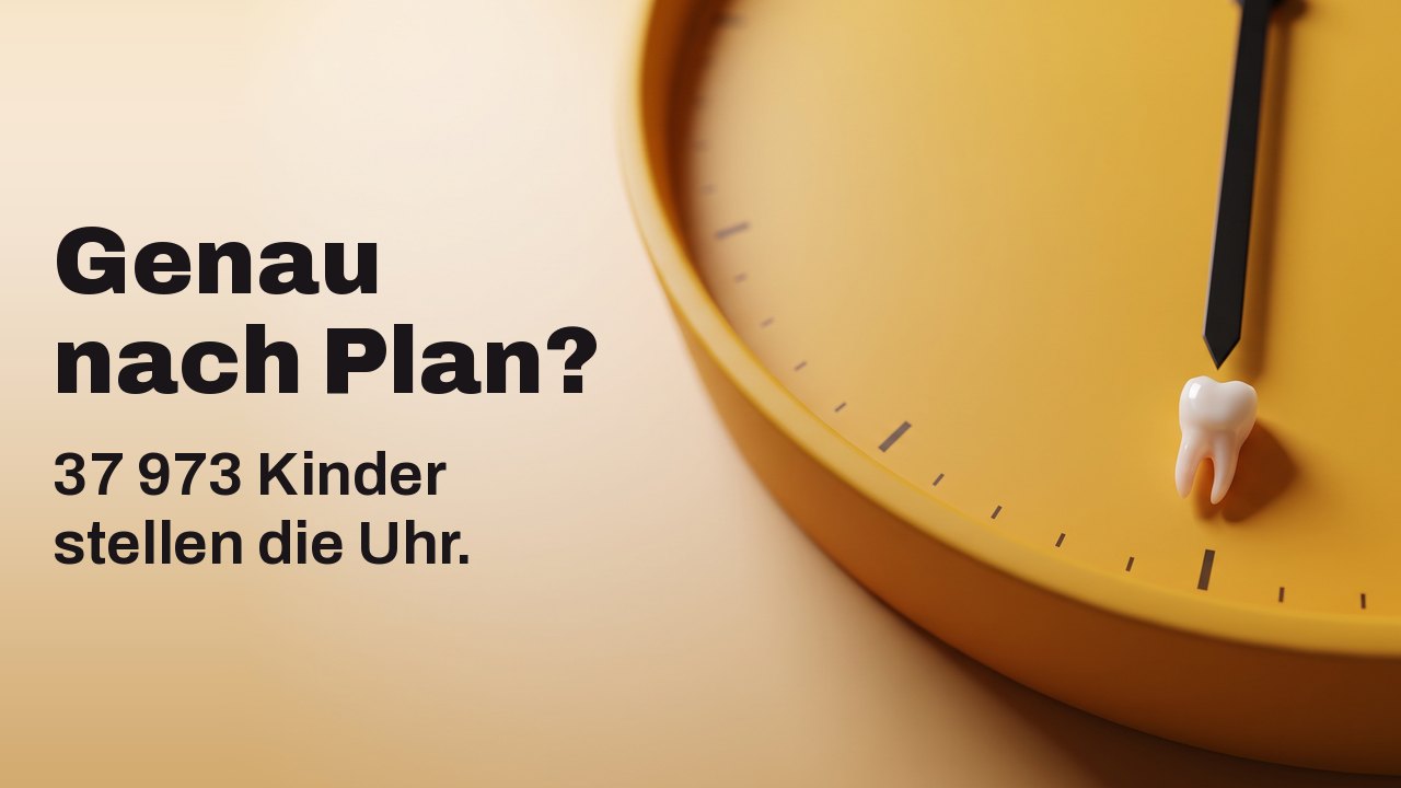 Genau nach Plan? 37 973 Kinder stellen die Uhr. Ein winziger Milchzahn liegt auf der Sechs Uhr Marke eines safrangelben Zifferblatts ohne Ziffern.