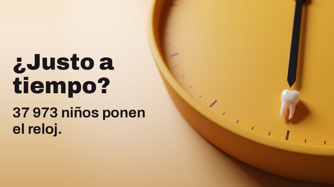¿Justo a tiempo? 37 973 niños ponen el reloj. Un diminuto diente de leche descansa en la marca de las seis de una esfera de reloj amarillo azafrán sin números.