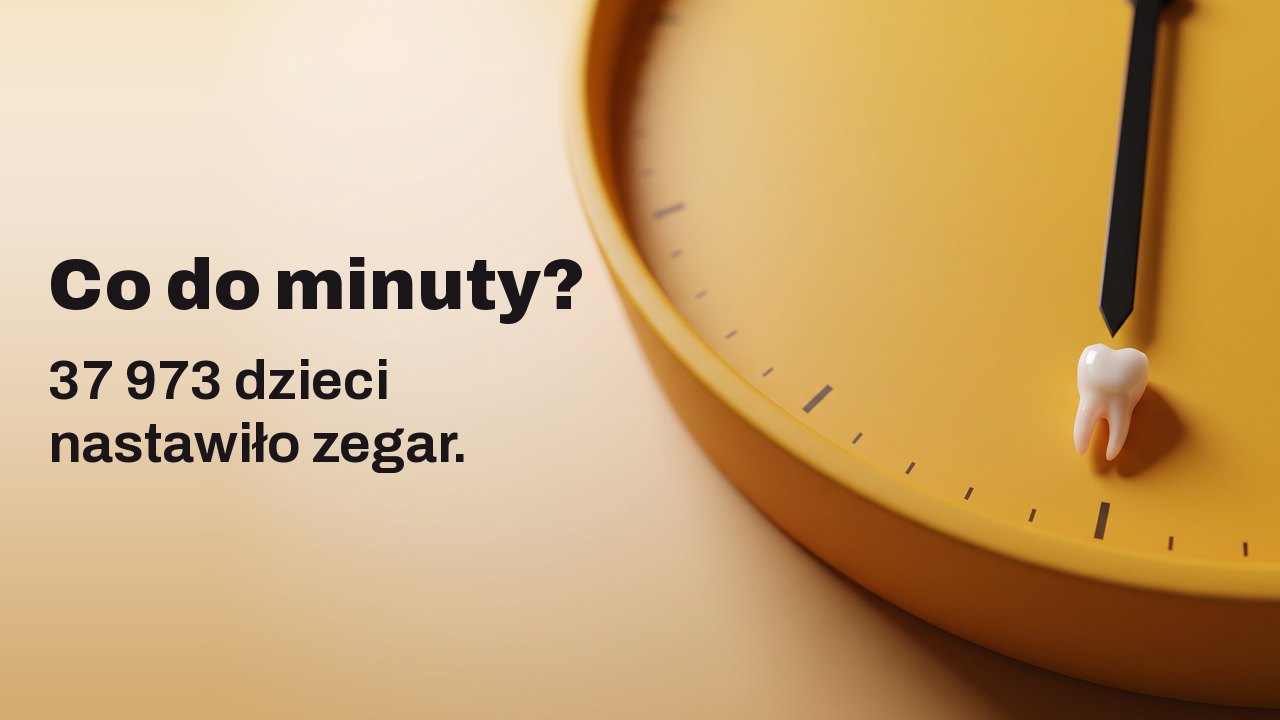 Co do minuty? 37 973 dzieci nastawiło zegar. Maleńki ząb mleczny leży przy znaczniku szóstej na szafranowożółtej tarczy zegara bez cyfr.