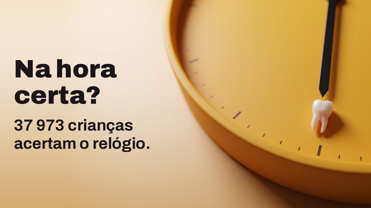 Na hora certa? 37 973 crianças acertam o relógio. Um minúsculo dente de leite repousa na marca das seis horas de um mostrador amarelo açafrão sem números.