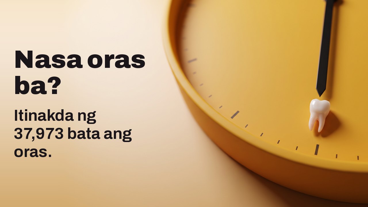 Nasa oras ba? Itinakda ng 37,973 bata ang oras. Isang napakaliit na baby tooth na nakapatong sa marka ng alas sais sa mukha ng orasang kulay saffron na dilaw, walang numero.