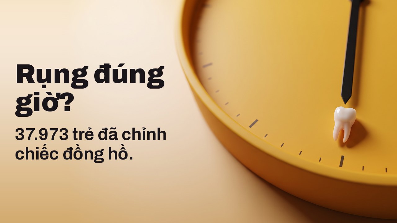 Rụng đúng giờ? 37.973 trẻ đã chỉnh chiếc đồng hồ. Một chiếc răng sữa tí hon nằm ở vạch sáu giờ trên mặt đồng hồ màu vàng nghệ không có chữ số.