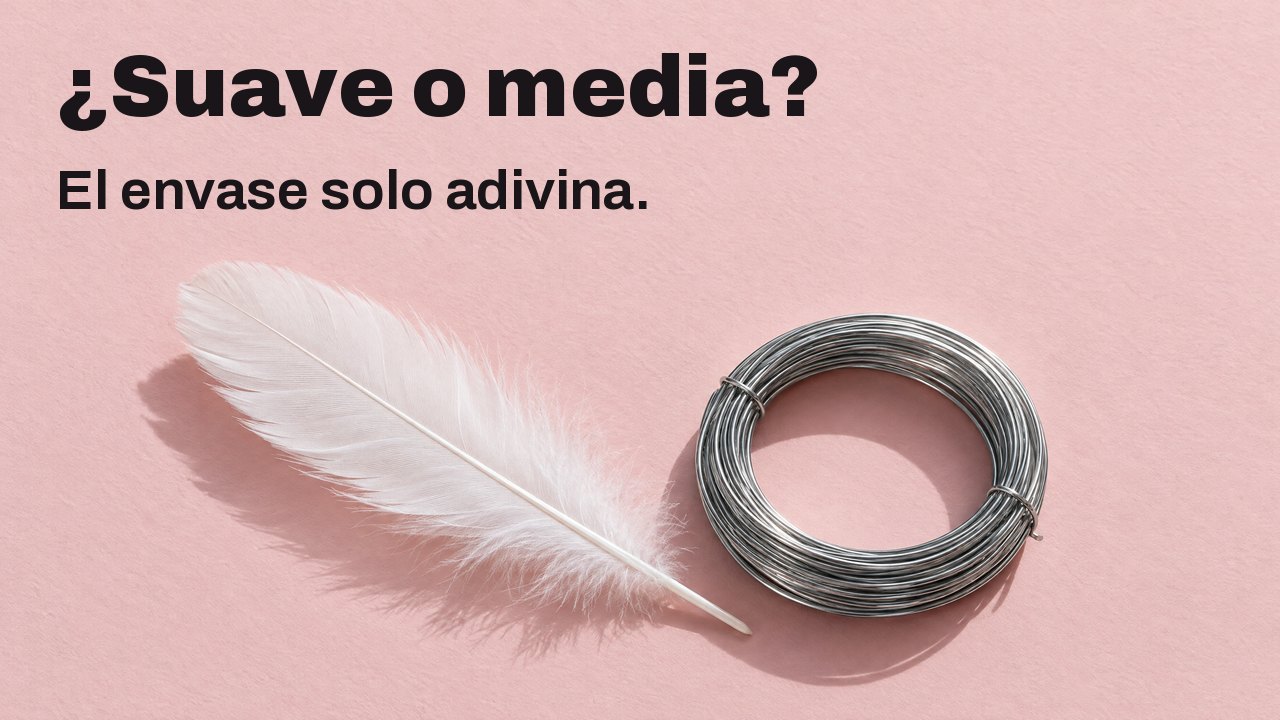 ¿Suave o media? El envase solo adivina. Desde arriba: una pluma blanca y suave junto a un rollo apretado de alambre de acero rígido sobre papel rosa pálido.