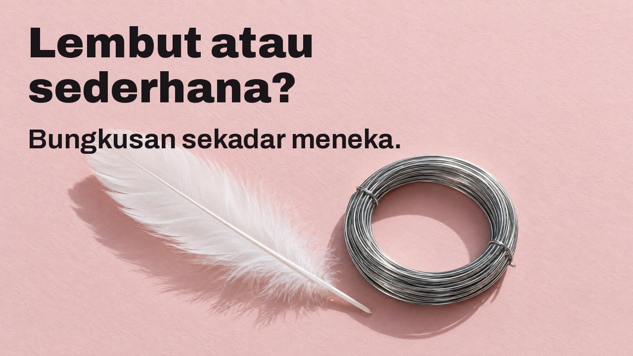 Lembut atau sederhana? Bungkusan sekadar meneka. Dari atas: bulu pelepah putih lembut di sebelah gulungan dawai keluli keras pada kertas merah jambu pucat.