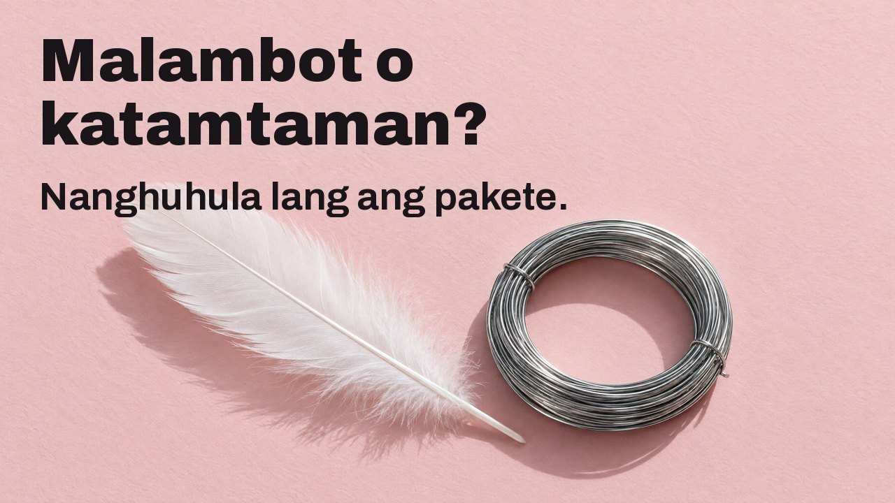 Malambot o katamtaman? Nanghuhula lang ang pakete. Mula sa itaas: malambot na puting balahibo katabi ng masikip na rolyo ng matigas na alambreng bakal sa maputlang rosas na papel.