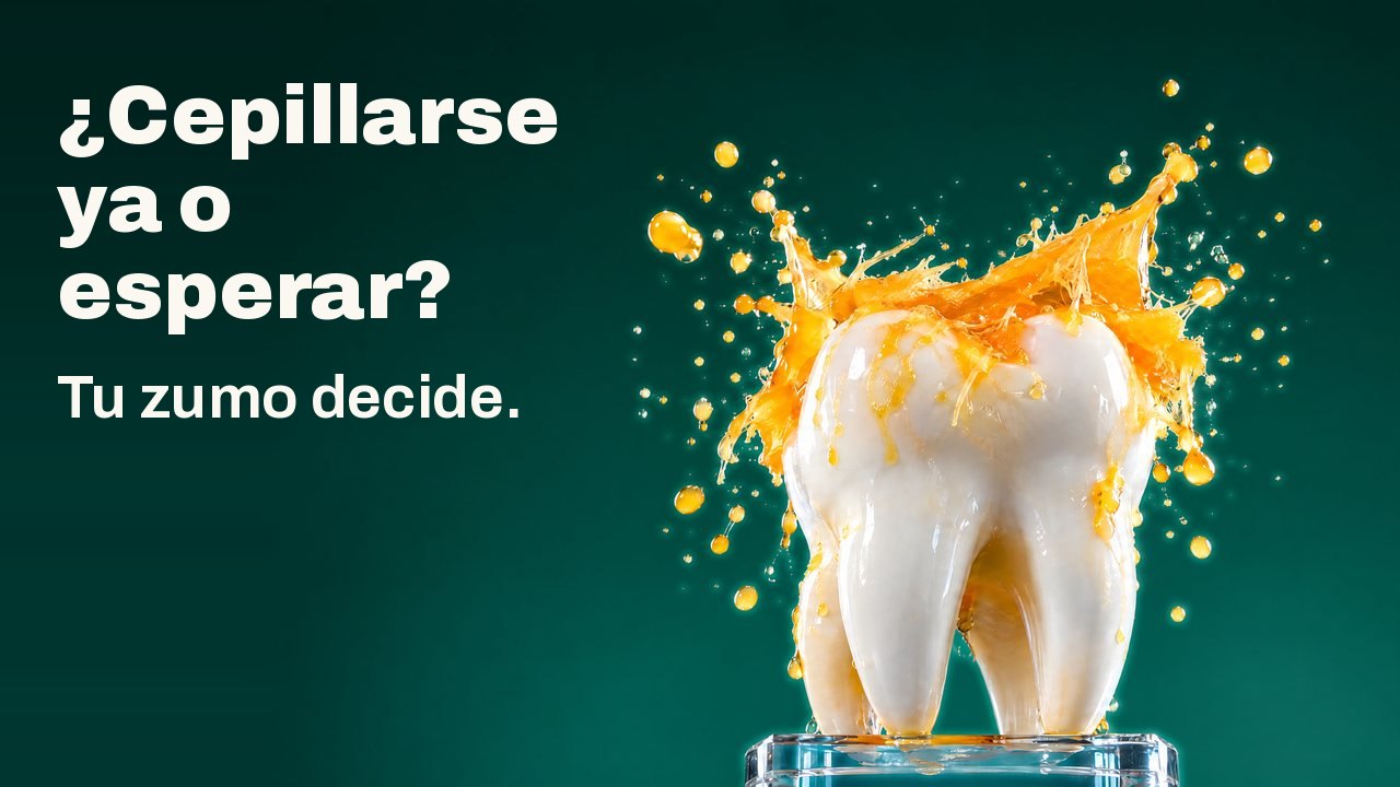 ¿Cepillarse ya o esperar? Tu zumo decide. Una escultura de un diente blanco sobre una base de cristal bajo una salpicadura de zumo de naranja congelada en el aire, sobre un fondo de estudio verde intenso.