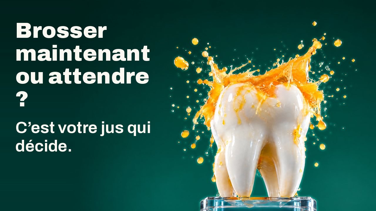 Brosser maintenant ou attendre ? C’est votre jus qui décide. Une sculpture de dent blanche sur un socle en verre, sous une éclaboussure de jus d’orange figée en plein vol, sur un fond de studio vert profond.