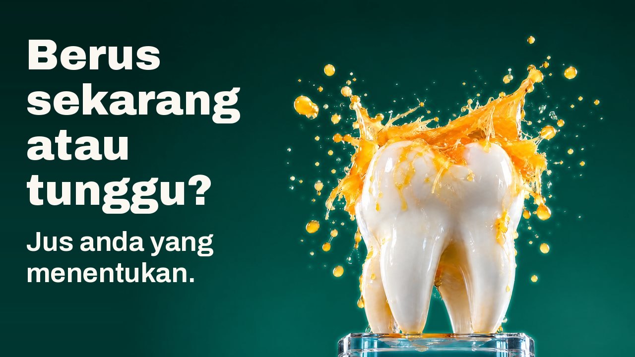 Berus sekarang atau tunggu? Jus anda yang menentukan. Arca gigi putih di atas tapak kaca di bawah percikan jus oren yang membeku di udara, berlatarkan studio hijau pekat.