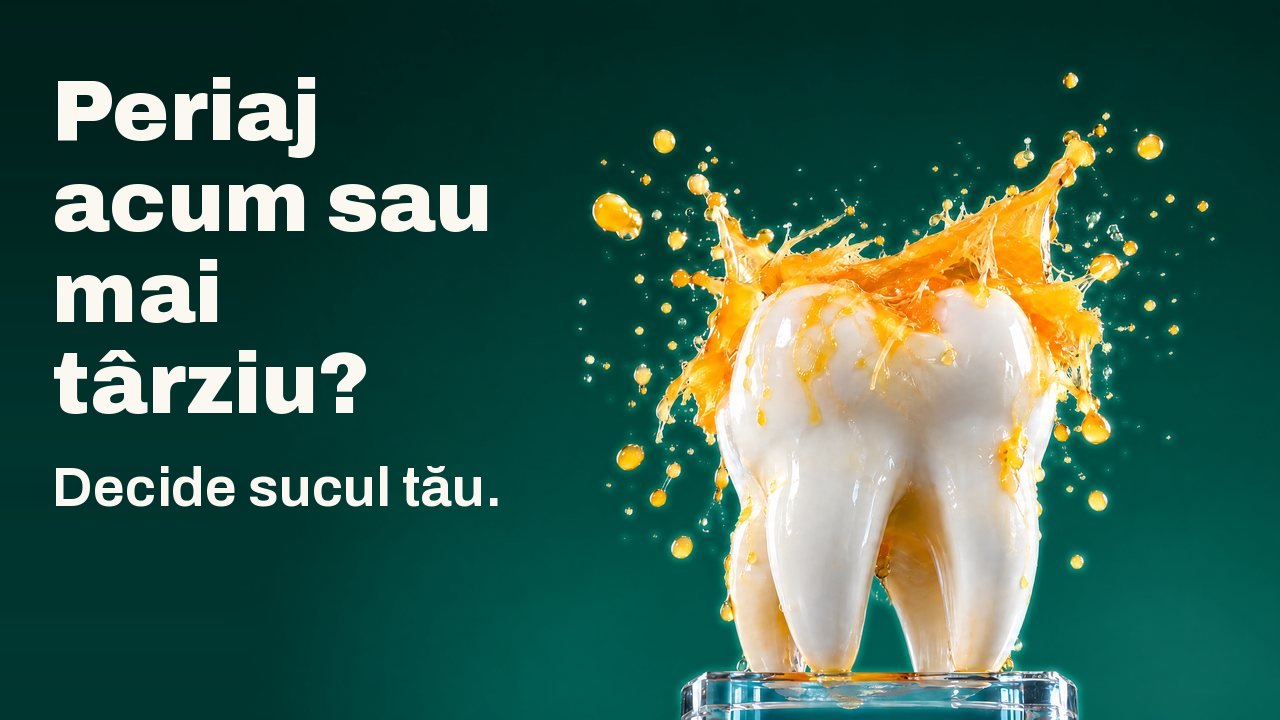 Periaj acum sau mai târziu? Decide sucul tău. O sculptură albă de dinte pe un suport de sticlă, sub un jet de suc de portocale înghețat în aer, pe un fundal de studio verde intens.