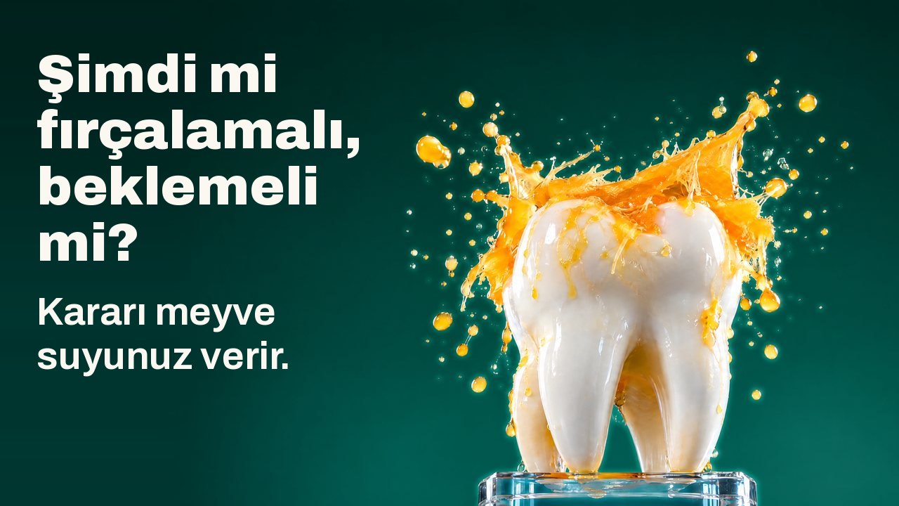 Şimdi mi fırçalamalı, beklemeli mi? Kararı meyve suyunuz verir. Cam bir kaide üzerinde beyaz bir diş heykeli; üzerine sıçrayan portakal suyu havada donmuş, arka plan koyu yeşil bir stüdyo.