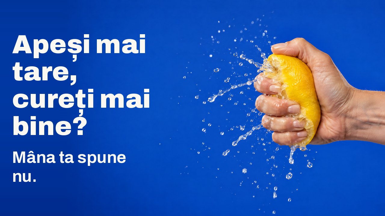 Apeși mai tare, cureți mai bine? Mâna ta spune nu. O mână strânge o lămâie atât de tare încât sucul țâșnește sub forma unui jet înghețat, pe albastru cobalt.