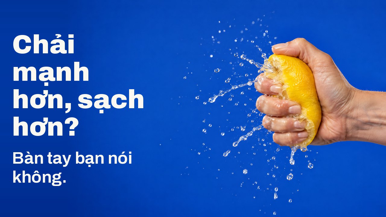 Chải mạnh hơn, sạch hơn? Bàn tay bạn nói không. Bàn tay bóp quả chanh mạnh đến mức nước bắn tung thành tia đông cứng, trên nền xanh coban.