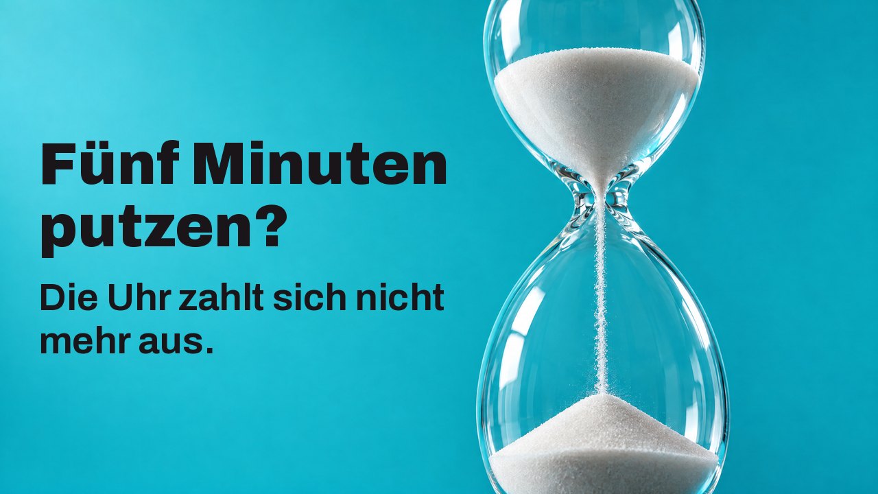 Fünf Minuten putzen? Die Uhr zahlt sich nicht mehr aus. Eine Sanduhr, durch deren Hals weißer Sand rinnt, von unten vor leuchtendem Türkis.