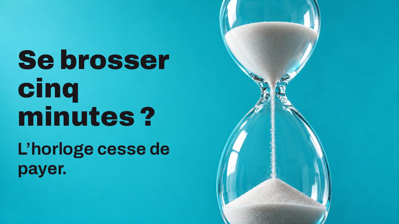 Se brosser cinq minutes ? L’horloge cesse de payer. Un sablier dont le sable blanc s’écoule, vu d’en bas sur fond turquoise vif.