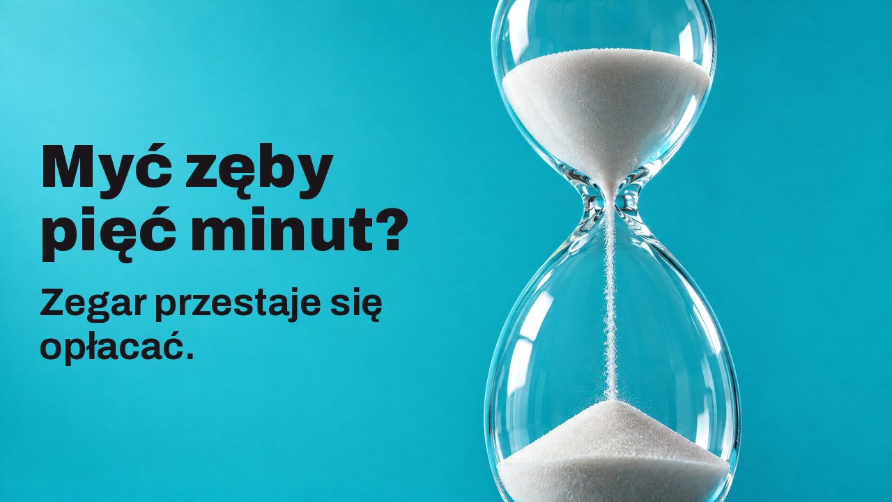 Myć zęby pięć minut? Zegar przestaje się opłacać. Klepsydra z białym piaskiem przesypującym się przez przewężenie, widziana z dołu na jaskrawoturkusowym tle.