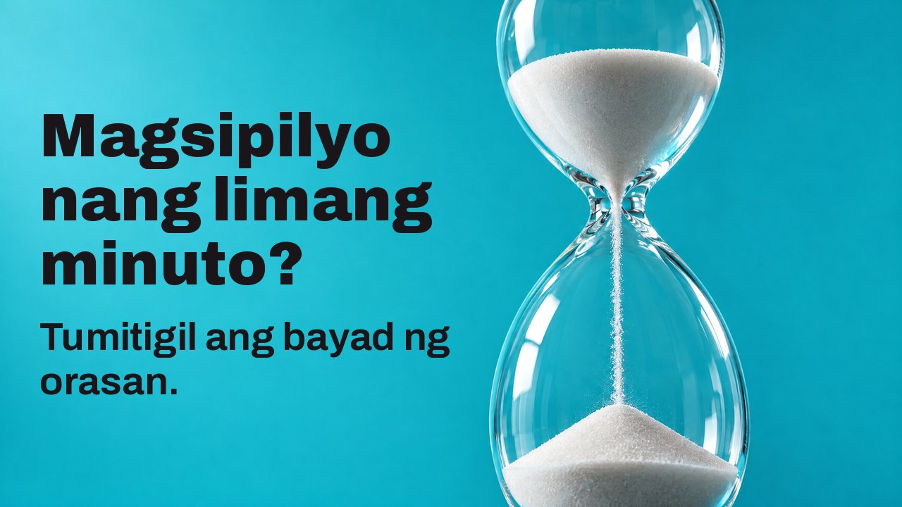 Magsipilyo nang limang minuto? Tumitigil ang bayad ng orasan. Hourglass na may puting buhangin na dumadaloy sa leeg, kuha mula sa ibaba sa matingkad na turkesa.