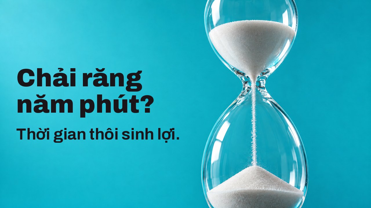 Chải răng năm phút? Thời gian thôi sinh lợi. Chiếc đồng hồ cát với cát trắng chảy qua cổ, nhìn từ dưới lên trên nền xanh ngọc rực.