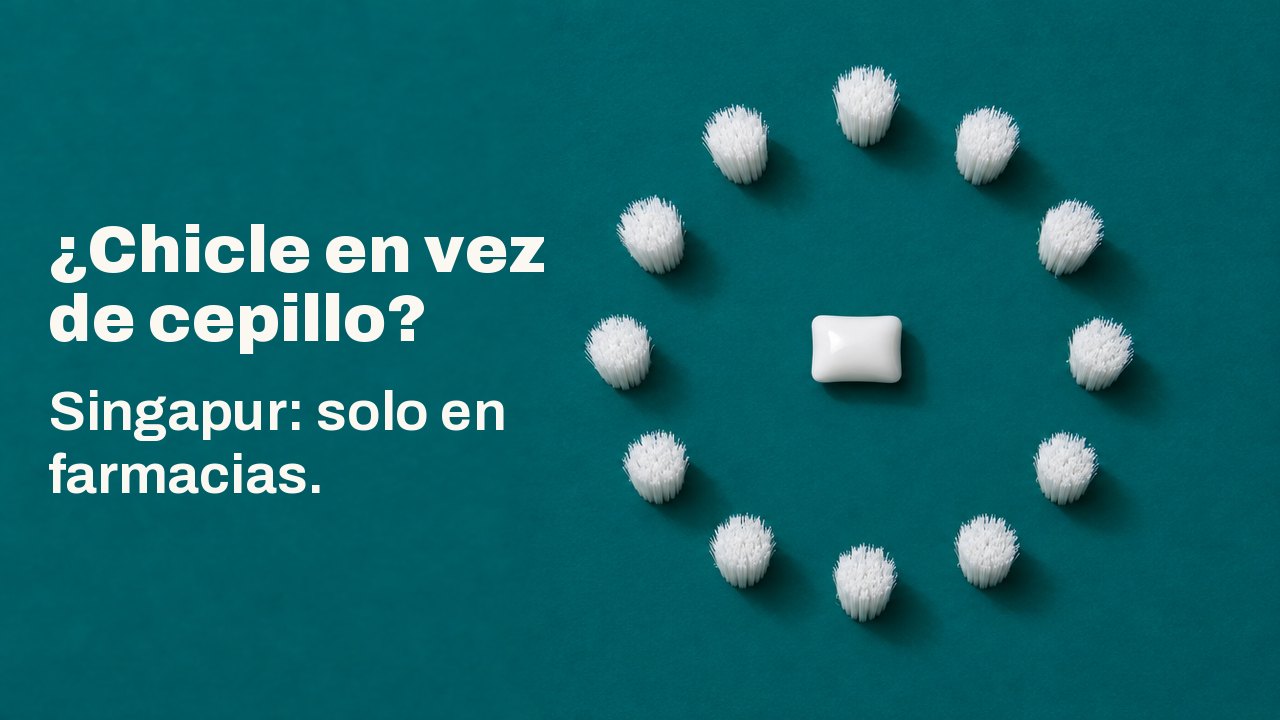 ¿Chicle en vez de cepillo? Singapur: solo en farmacias. Visto desde arriba sobre un fondo verde azulado profundo: una gragea blanca de chicle descansa en el centro de un anillo perfecto de penachos de cerdas blancas, como la esfera de un reloj sin agujas.