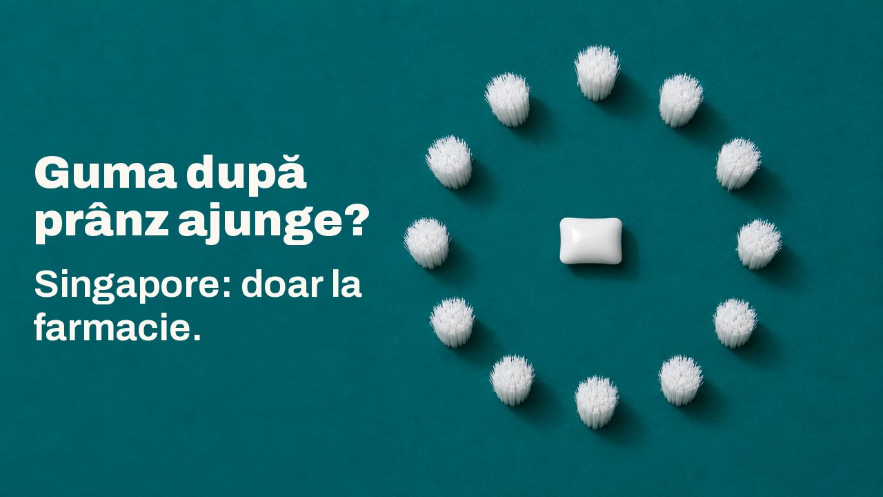 Guma după prânz ajunge? Singapore: doar la farmacie. Văzut direct de sus, pe un fond turcoaz închis: un drajeu alb de gumă de mestecat stă în centrul unui inel perfect din smocuri de peri albi, ca un cadran de ceas fără ace.