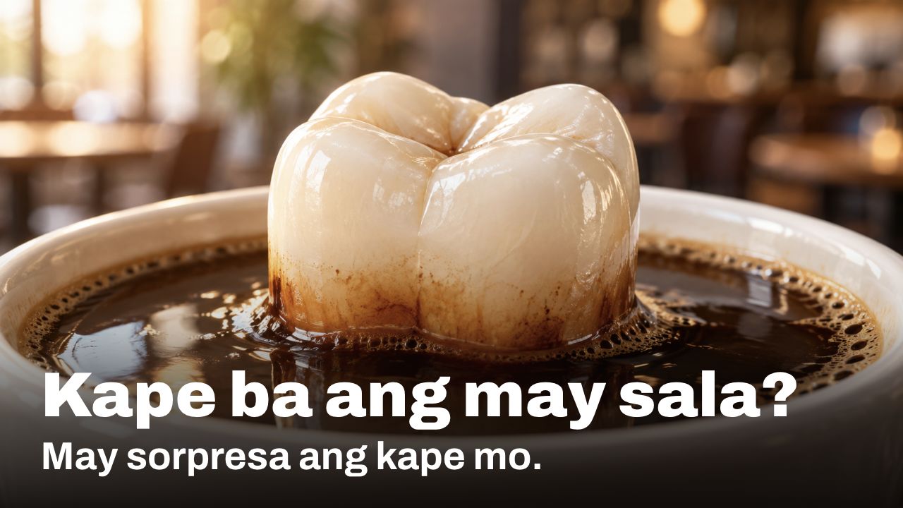 Kape ba ang may sala? May sorpresa ang kape mo. Konseptuwal na larawan ng korona ng ngipin sa isang tasa ng kape, na may kayumangging mantsa sa bahaging dumidikit ang kape sa enamel.