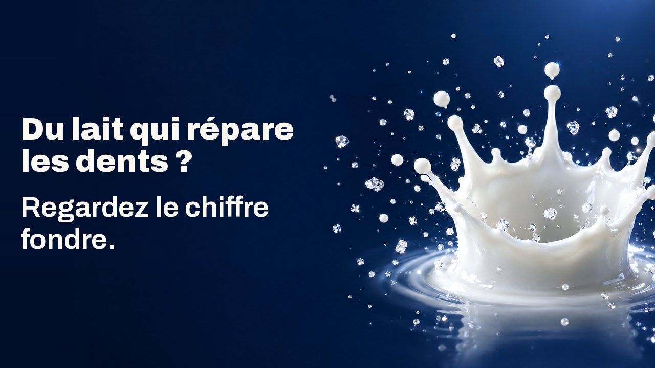 Du lait qui répare les dents ? Regardez le chiffre fondre. Une couronne de goutte de lait figée en l’air, parsemée de minuscules cristaux scintillants, sur bleu marine profond.