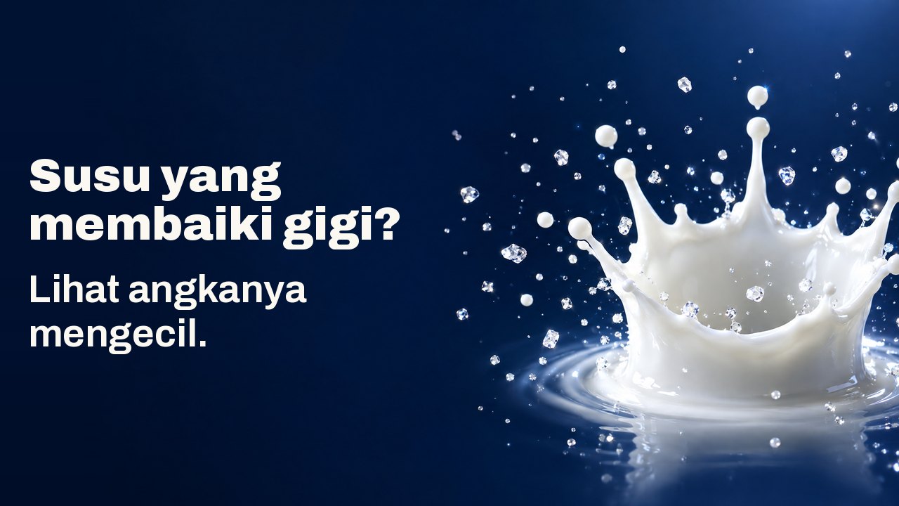 Susu yang membaiki gigi? Lihat angkanya mengecil. Mahkota percikan titisan susu membeku di udara dengan kristal kecil berkilau, berlatarkan biru laut gelap.