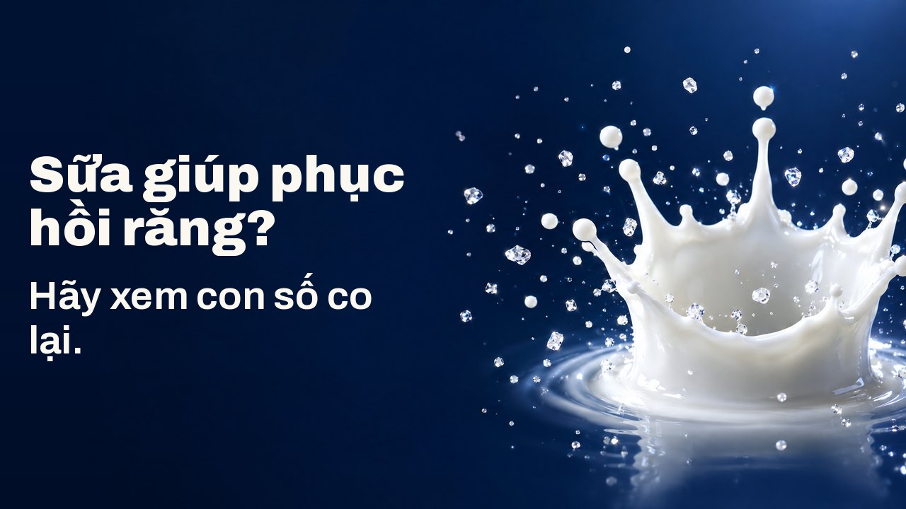 Sữa giúp phục hồi răng? Hãy xem con số co lại. Vương miện từ giọt sữa đông cứng giữa không trung cùng những tinh thể nhỏ lấp lánh, trên nền xanh navy đậm.