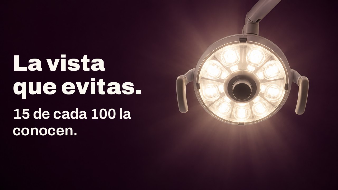 La vista que evitas. 15 de cada 100 la conocen. La vista desde un sillón dental mirando hacia arriba: una lámpara dental redonda brilla con luz blanca cálida contra un techo de color berenjena profundo.