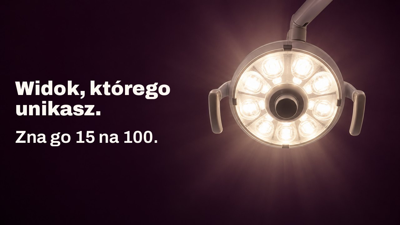 Widok, którego unikasz. Zna go 15 na 100. Widok z fotela dentystycznego prosto w górę: okrągła lampa stomatologiczna świeci ciepłą bielą na tle głębokiego, bakłażanowego sufitu.
