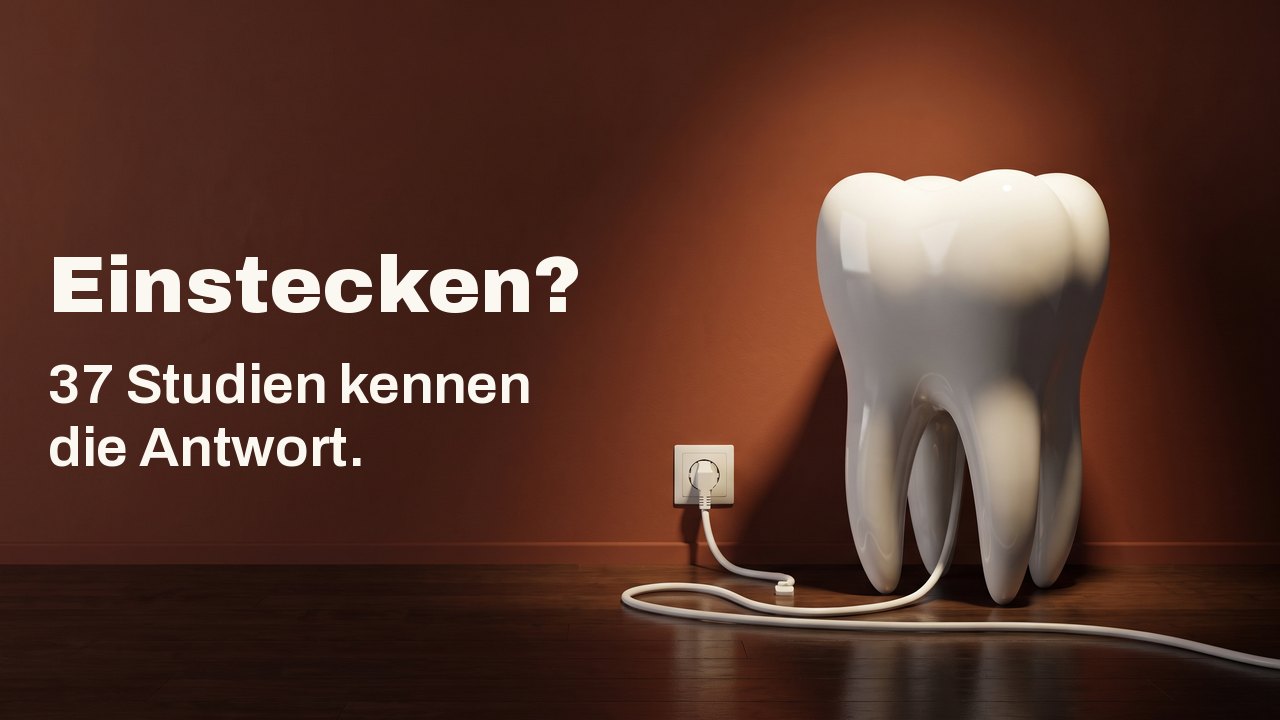 Einstecken? 37 Studien kennen die Antwort. Ein weißes Porzellanmodell eines Zahns auf einem Holzboden vor einer Terrakottawand, sein weißes Kabel steckt in einer Steckdose.
