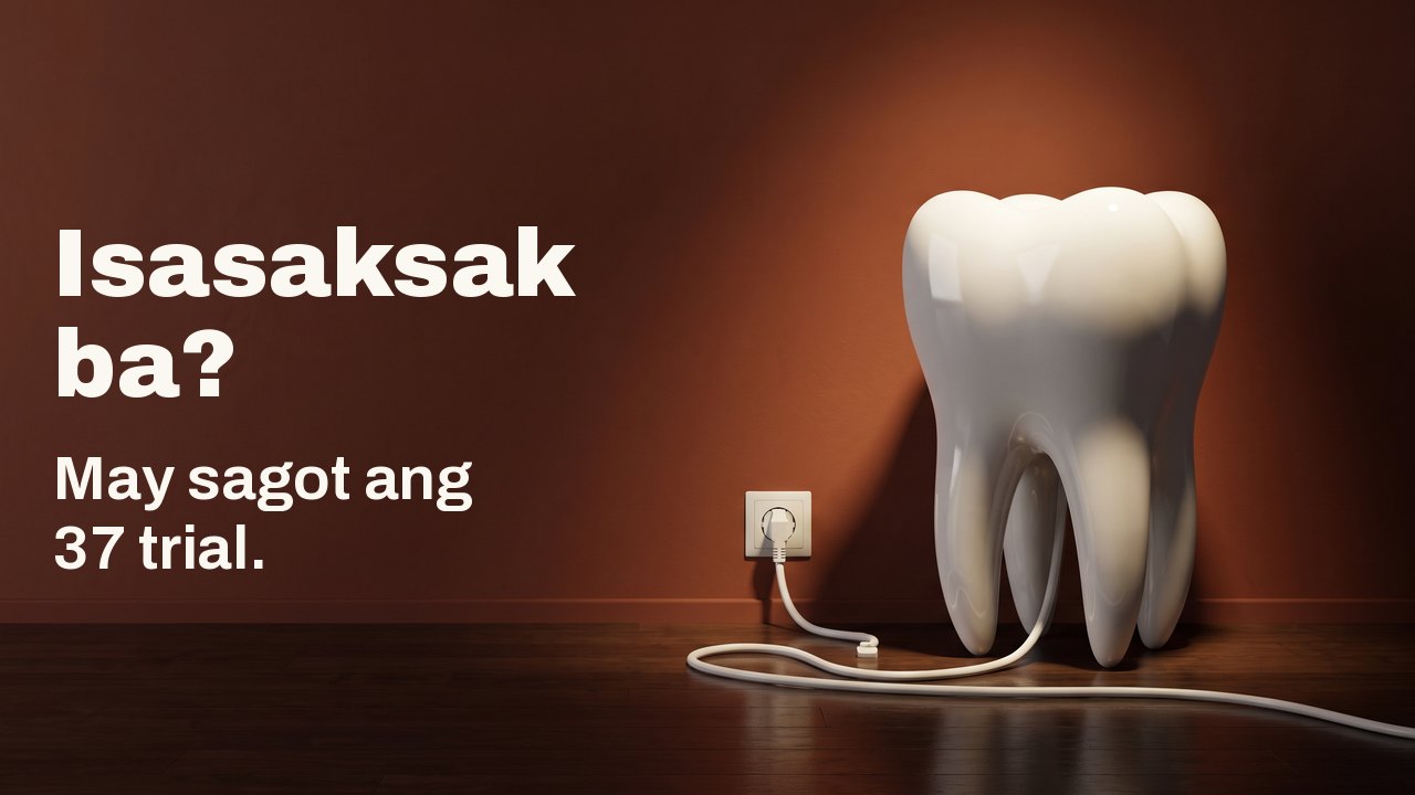 Isasaksak ba? May sagot ang 37 trial. Isang puting porselanang modelo ng ngipin sa sahig na kahoy sa harap ng pader na kulay terracotta, nakasaksak sa saksakan sa pader ang puting kable nito.