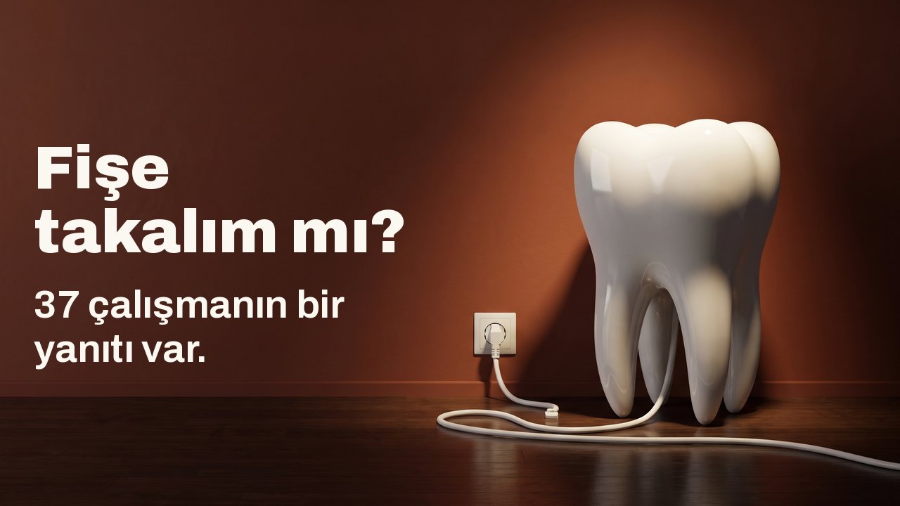 Fişe takalım mı? 37 çalışmanın bir yanıtı var. Terrakota bir duvarın önünde ahşap zeminde duran beyaz porselen bir diş modeli; beyaz kablosu duvardaki prize takılı.