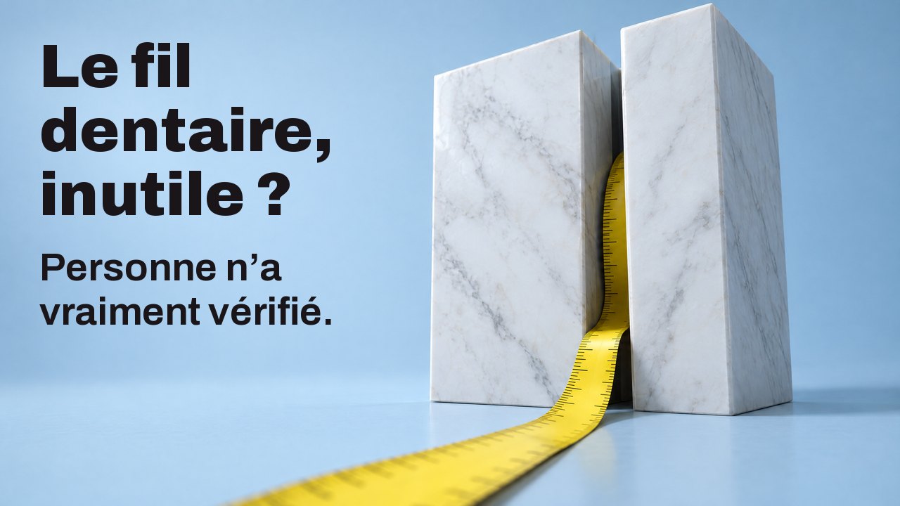 Le fil dentaire, inutile ? Personne n’a vraiment vérifié. Un mètre ruban jaune sort d’une fente étroite entre deux blocs de marbre blanc, sur bleu pâle.