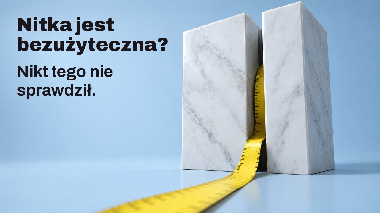 Nitka jest bezużyteczna? Nikt tego nie sprawdził. Żółta miarka wysuwa się z wąskiej szczeliny między dwoma białymi marmurowymi blokami, na bladoniebieskim tle.