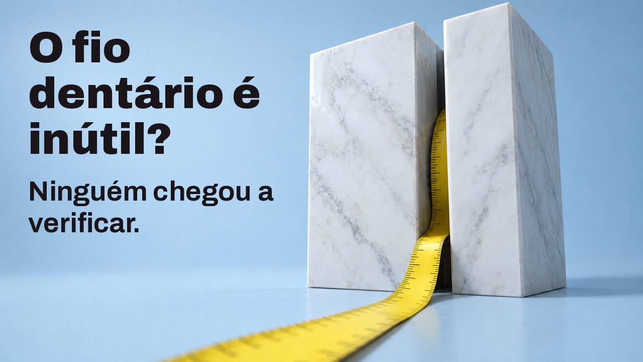O fio dentário é inútil? Ninguém chegou a verificar. Uma fita métrica amarela a sair de uma fenda estreita entre dois blocos de mármore branco, sobre azul claro.