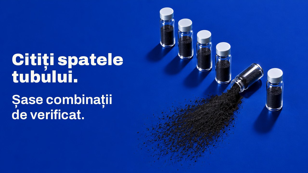 Citiți spatele tubului. Șase combinații de verificat. Văzute de sus, pe o suprafață albastru cobalt închis: șase fiole mici de sticlă stau în rând, iar una e răsturnată, cu un evantai de pulbere neagră de cărbune revărsat din ea.