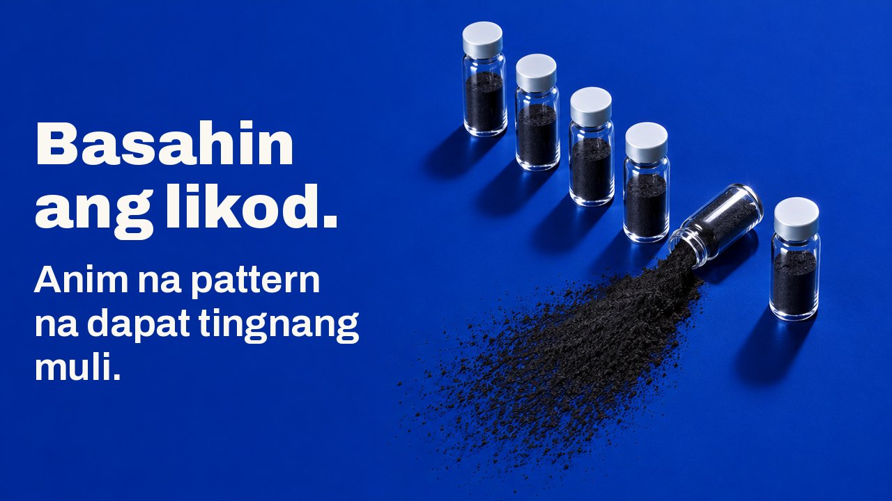Basahin ang likod. Anim na pattern na dapat tingnang muli. Kuha mula sa itaas sa malalim na cobalt blue na ibabaw: anim na maliliit na glass vial ang nakatayo nang magkakahanay, at natumba ang isa, kaya kumalat ang itim na charcoal powder na hugis pamaypay.