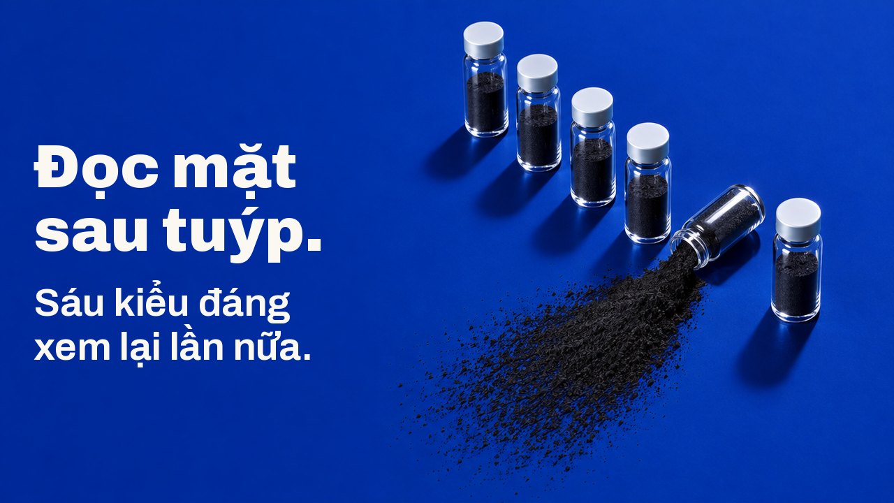 Đọc mặt sau tuýp. Sáu kiểu đáng xem lại lần nữa. Nhìn từ trên xuống trên một mặt phẳng xanh coban đậm: sáu lọ thủy tinh nhỏ đứng thành một hàng, và một lọ đã đổ, làm tràn ra một vệt bột than đen hình rẻ quạt.
