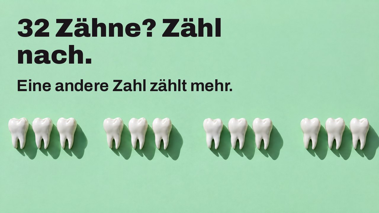 32 Zähne? Zähl nach. Eine andere Zahl zählt mehr. Von oben: eine Reihe weißer Zahnskulpturen auf Mintgrün, mit Lücken, wo Zähne fehlen.