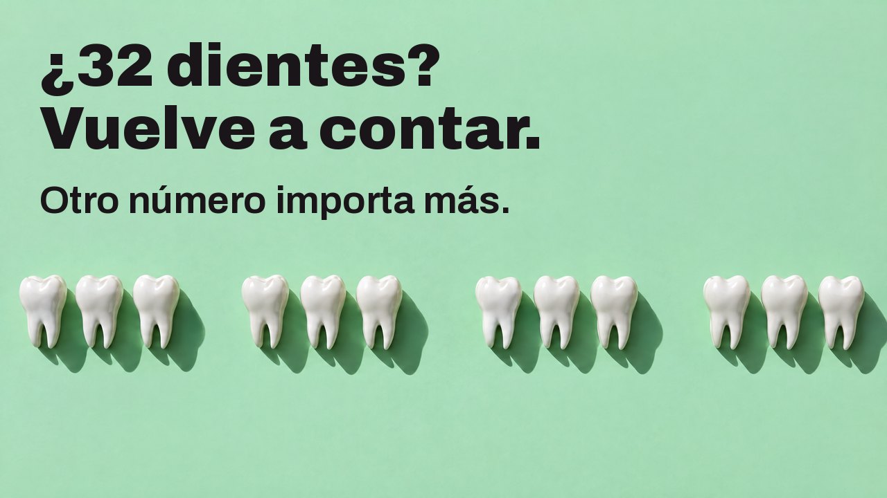 ¿32 dientes? Vuelve a contar. Otro número importa más. Desde arriba: una fila de esculturas de dientes blancos sobre verde menta, con huecos donde faltan dientes.