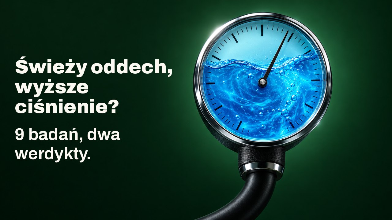 Świeży oddech, wyższe ciśnienie? 9 badań, dwa werdykty. Okrągły ciśnieniomierz, którego szklana tarcza jest wypełniona wirującym niebieskim płynem do płukania jamy ustnej, wskazówka przechyla się w stronę wysokich wartości, na tle głębokiej leśnej zieleni.