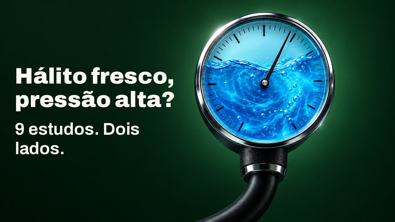 Hálito fresco, pressão alta? 9 estudos. Dois lados. Um medidor de pressão redondo com o mostrador de vidro cheio de enxaguante bucal azul em redemoinho, o ponteiro inclinado para o lado alto, sobre um fundo verde floresta profundo.