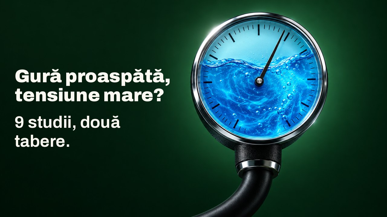 Gură proaspătă, tensiune mare? 9 studii, două tabere. Un tensiometru rotund al cărui cadran de sticlă este plin cu apă de gură albastră în vârtejuri, cu acul înclinat spre zona valorilor mari, pe un fundal verde închis de pădure.
