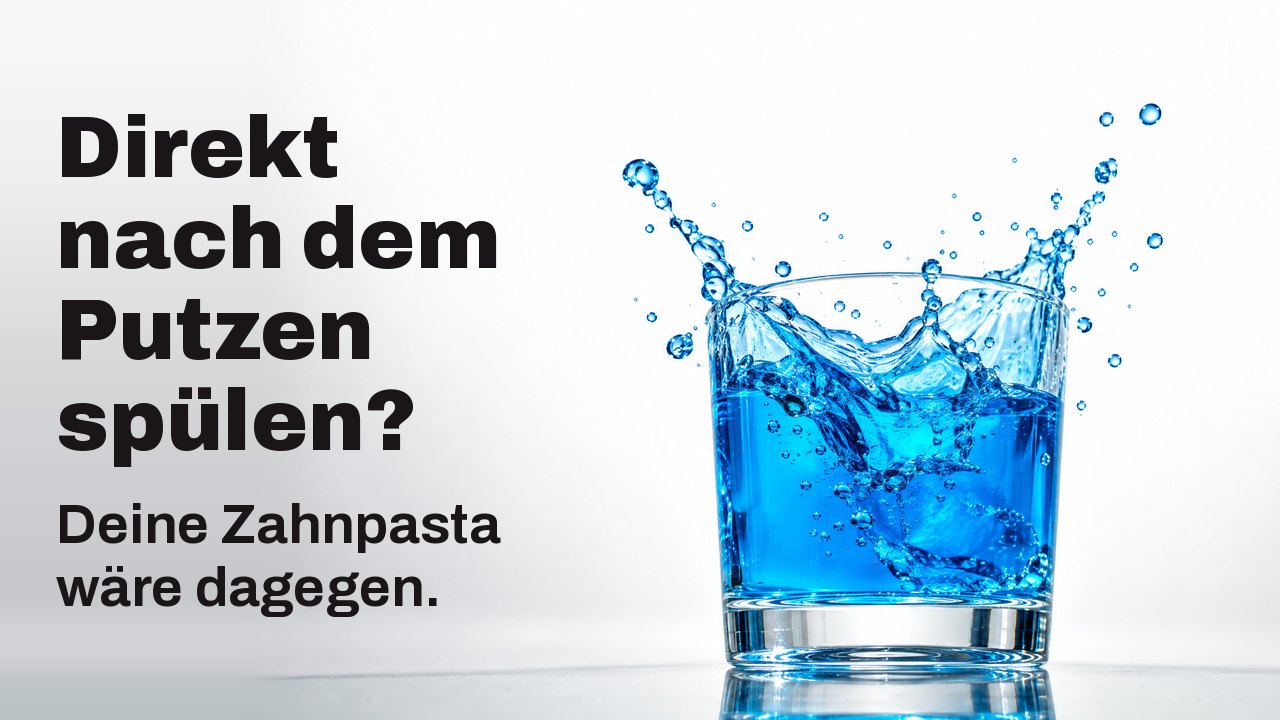 Direkt nach dem Putzen spülen? Deine Zahnpasta wäre dagegen. Leuchtend blaue Mundspülung spritzt aus einem klaren Glas, in der Luft erstarrt, vor weißem Studiohintergrund.