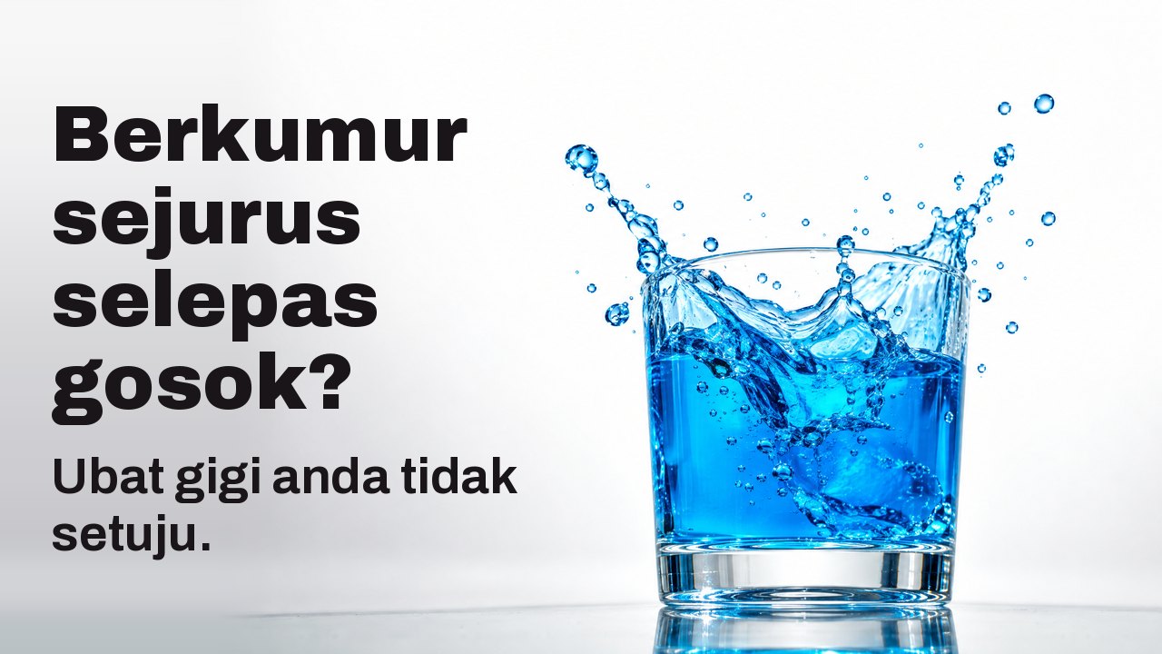 Berkumur sejurus selepas gosok? Ubat gigi anda tidak setuju. Ubat kumur biru terang memercik keluar dari gelas jernih, membeku di udara, berlatarkan studio putih.
