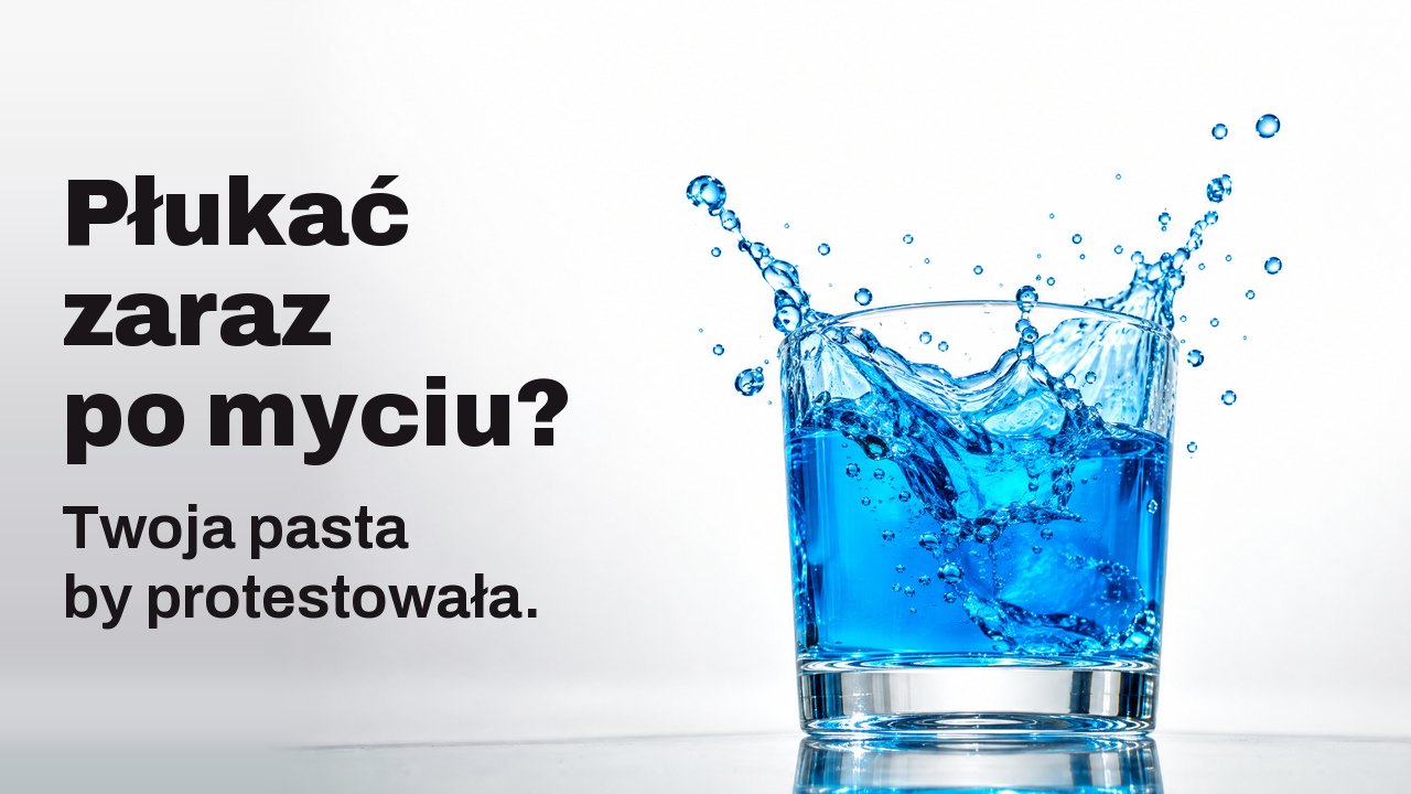 Płukać zaraz po myciu? Twoja pasta by protestowała. Jaskrawoniebieski płyn do płukania wystrzeliwuje z przezroczystej szklanki, zastygły w powietrzu, na białym tle studia.