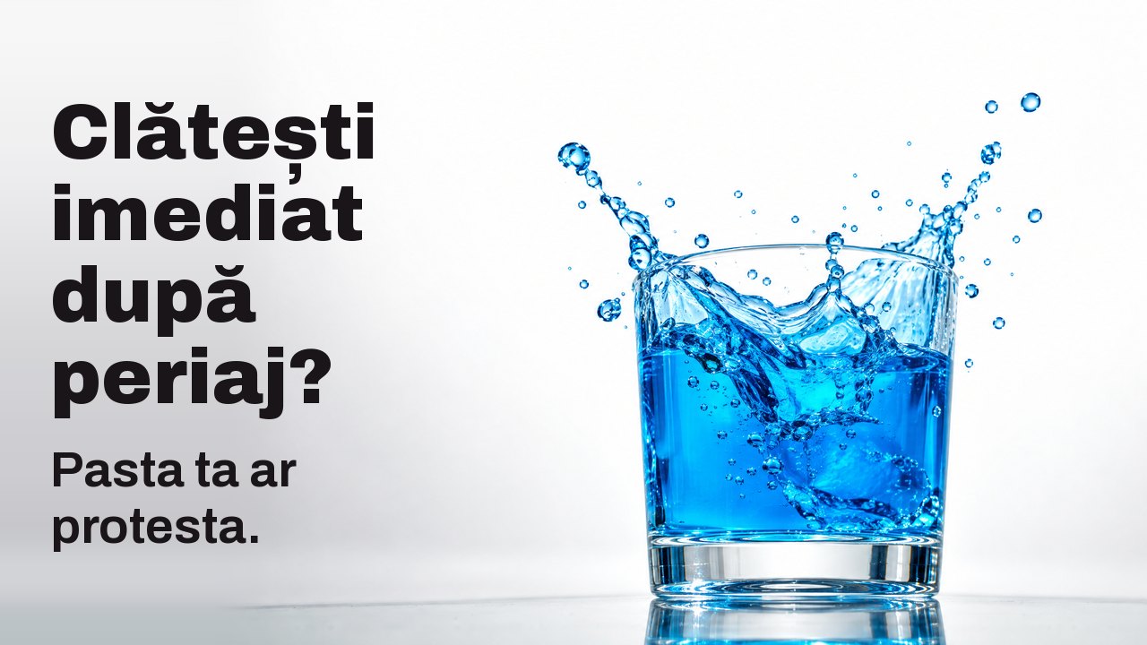 Clătești imediat după periaj? Pasta ta ar protesta. Apă de gură albastru intens țâșnind din paharul transparent, înghețată în aer, pe fundal alb de studio.