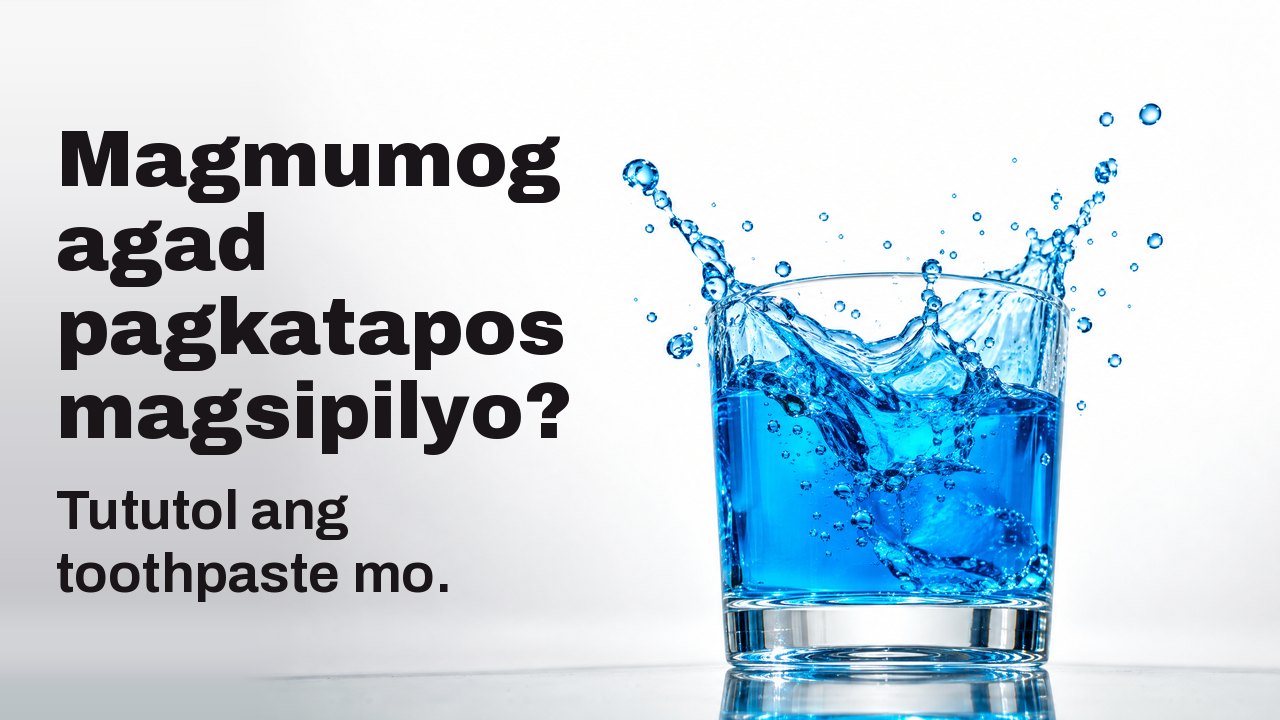 Magmumog agad pagkatapos magsipilyo? Tututol ang toothpaste mo. Matingkad na asul na mouthwash na tumatalsik mula sa malinaw na baso, nakahinto sa ere, sa puting background ng studio.
