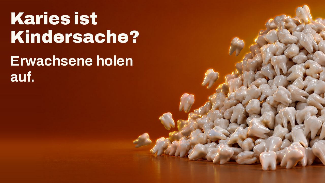 Karies ist Kindersache? Erwachsene holen auf. Ein wachsender Haufen aus Hunderten weißer Zahnfiguren, einige purzeln herab, vor warmem Abendorange.