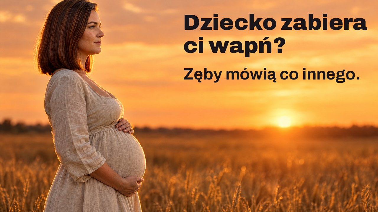 Dziecko zabiera ci wapń? Zęby mówią co innego. Kobieta w ciąży z profilu obejmuje brzuch w polu pszenicy o zachodzie słońca, za nią pomarańczowe niebo.